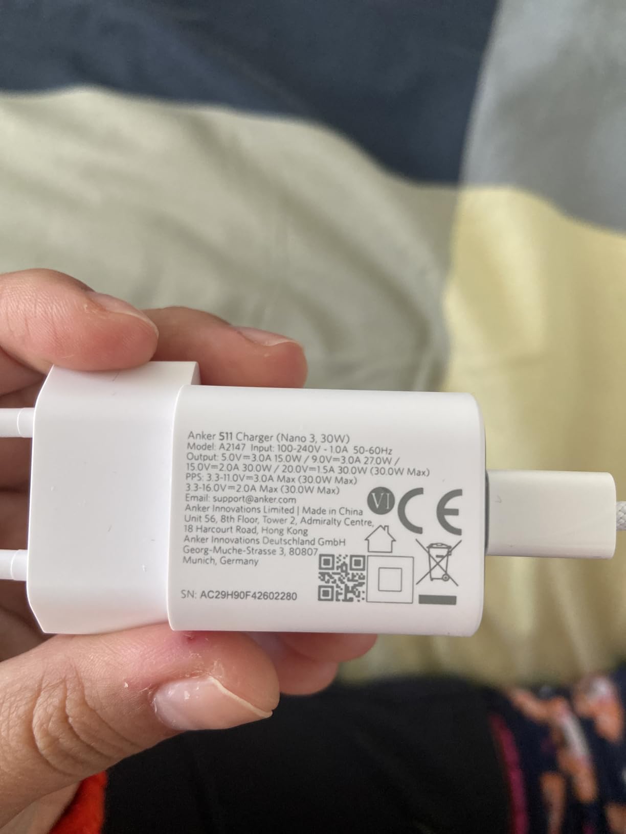 Lädt gut, kein Kabel dabei