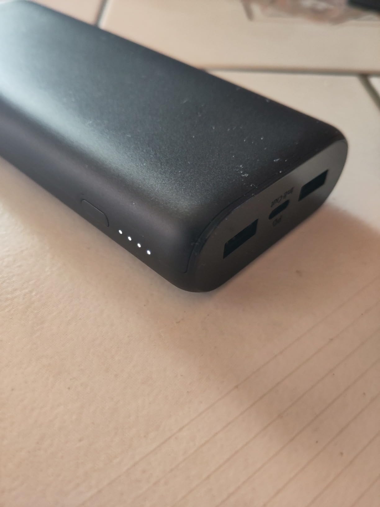 Lädt Handy, Tablet und Kopfhörer