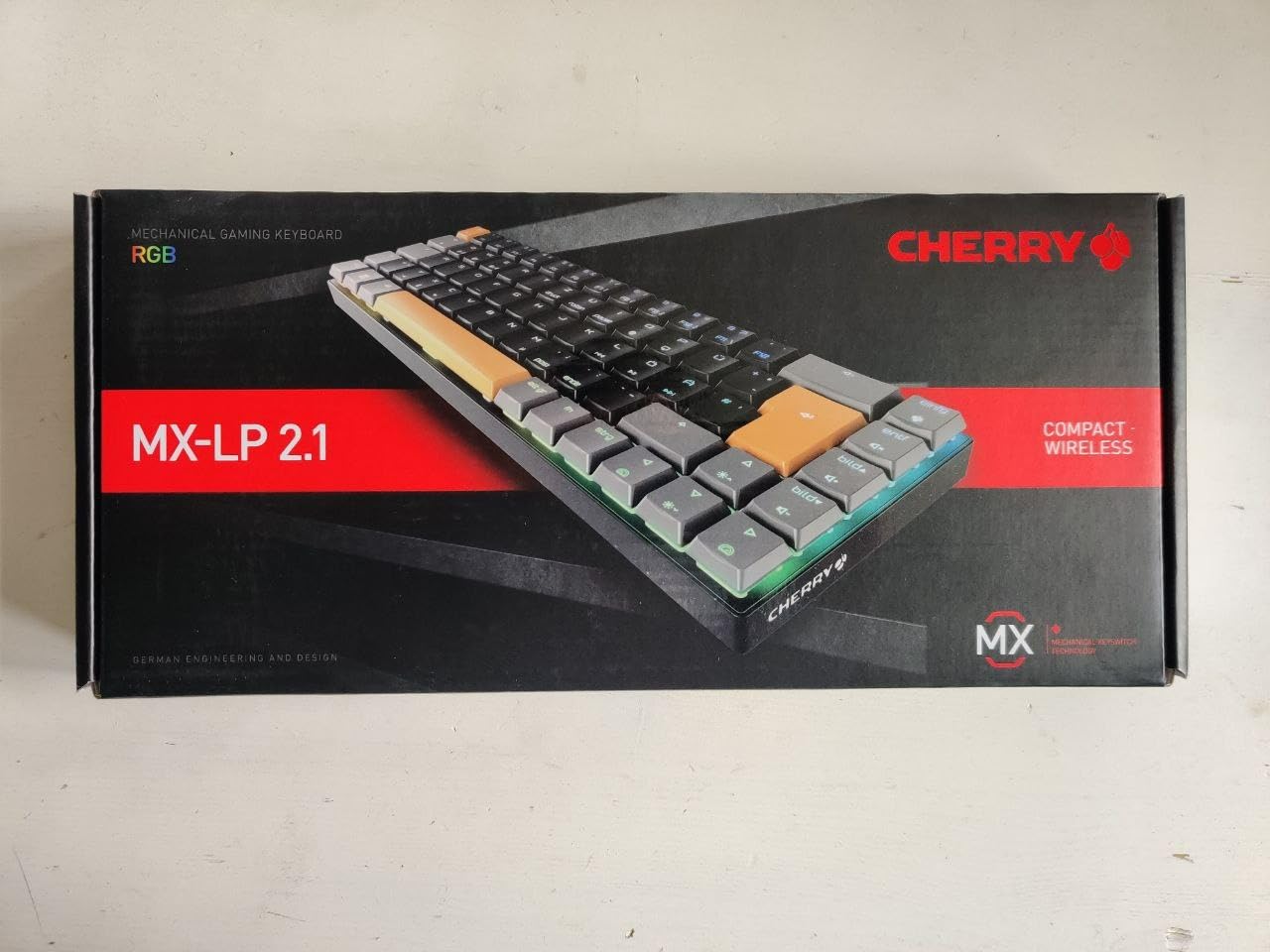 Zocke damit täglich und schreibe meine Hausarbeiten darauf, die Verbindung reißt nie ab, die flachen MX-Switches tippen sich butterweich und das kompakte QWERTZ-Layout lässt endlich Platz für große Mausbewegungen auf meinem kleinen Tisch