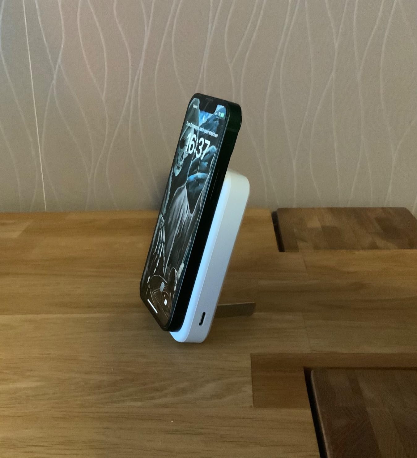 Ideale Reisebegleitung mit Qi2 Power und sicherem Halt