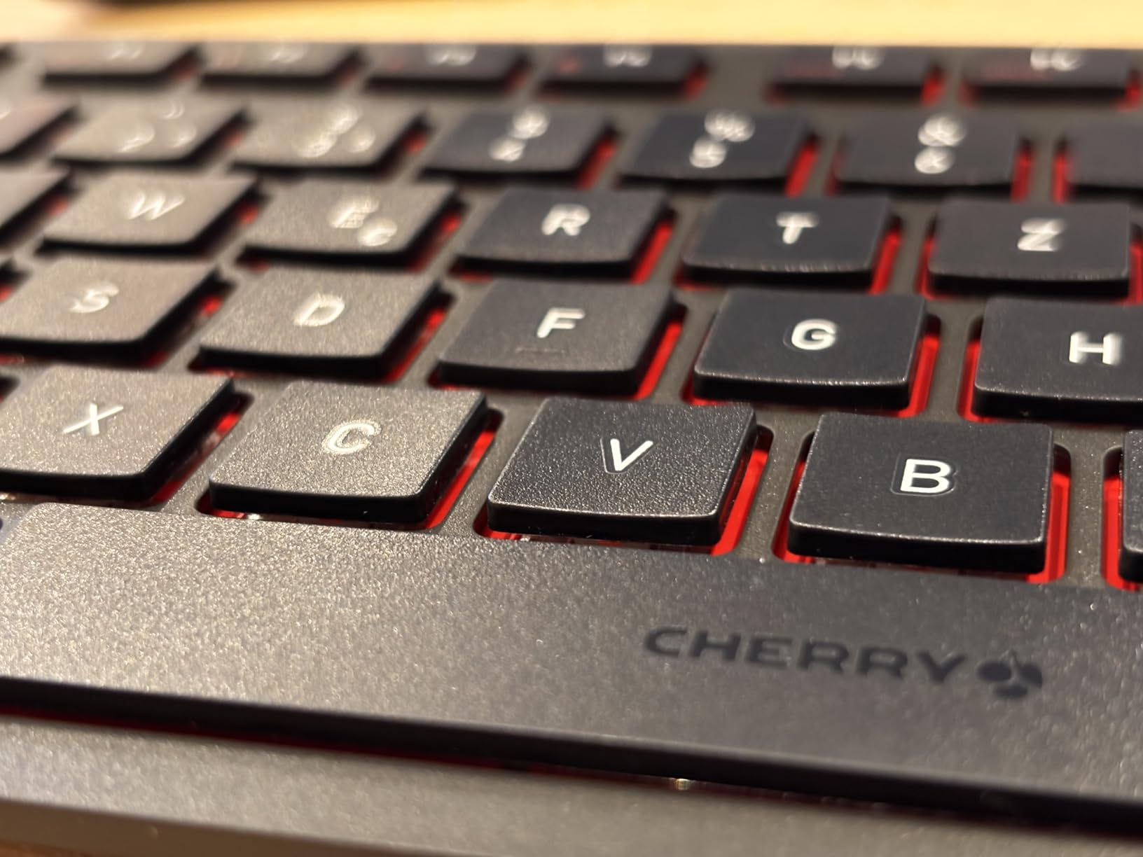 Vier Geräte, eine Tastatur