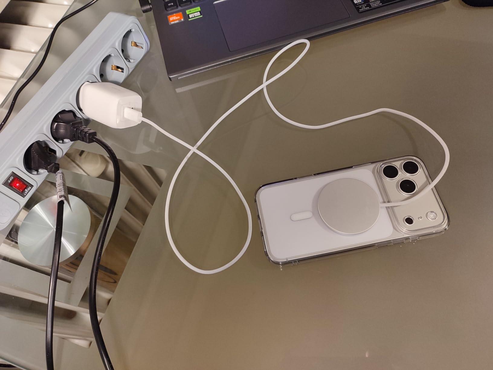 Lädt MacBook und iPhone gleichzeitig