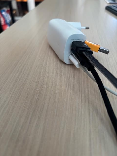 Lädt Laptop und Handy gleichzeitig